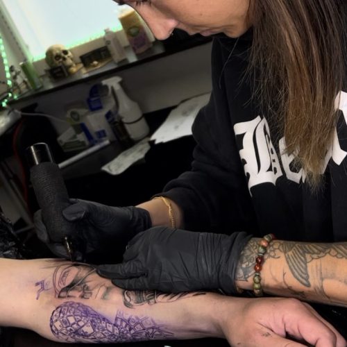 Der Tattoo-Prozess bei Magic Pain: Tätowiererin arbeitet an einem detailreichen Unterarm-Tattoo in Wiesloch.